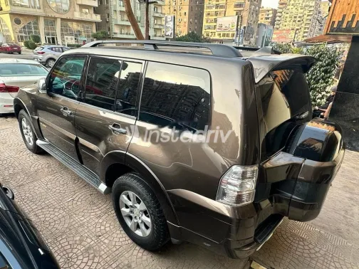 ميتسوبيشي باجيرو 2017 ذهبي مستعملة للبيع - 4