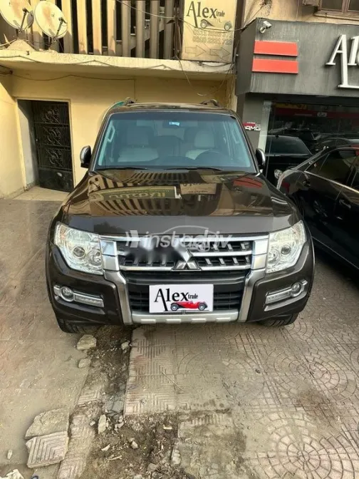 ميتسوبيشي باجيرو 2017 ذهبي مستعملة للبيع - 5