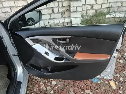 هيونداي إلنترا ام دى 2013 فضي مستعملة للبيع - 3