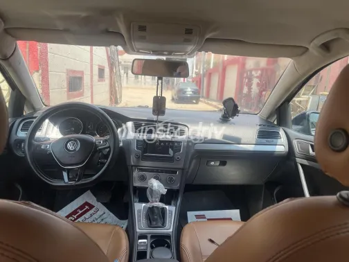 فولكس فاغن جولف 7 2015 أزرق غامق مستعملة للبيع - 1