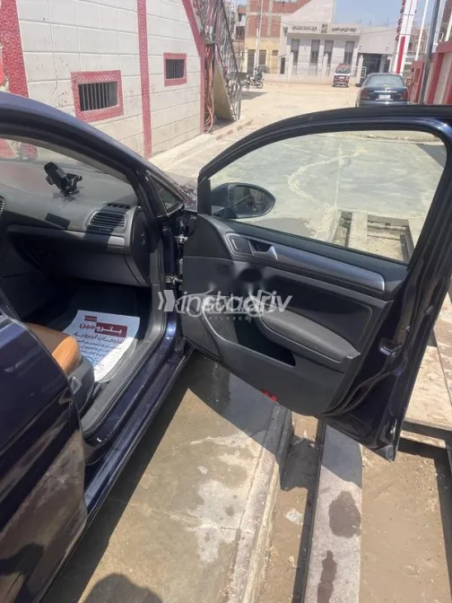 فولكس فاغن جولف 7 2015 أزرق غامق مستعملة للبيع - 10