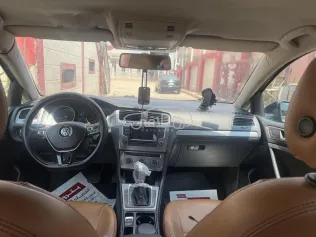 فولكس فاغن جولف 7 2015 أزرق غامق مستعملة للبيع