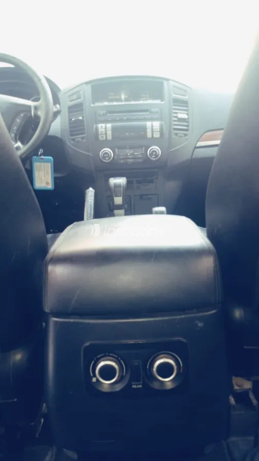 ميتسوبيشي باجيرو 2007 أبيض مستعملة للبيع - 2