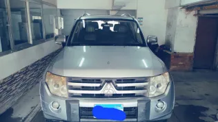 ميتسوبيشي باجيرو 2007 أبيض مستعملة للبيع