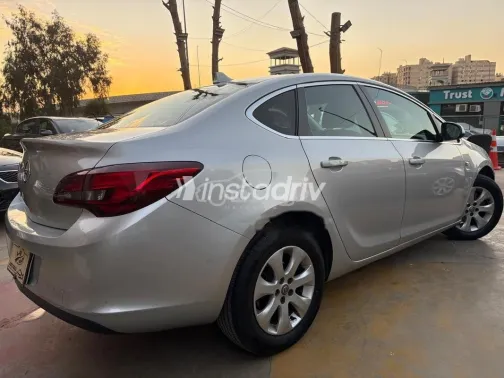 اوبل أسترا 2019 فضي مستعملة للبيع - 3