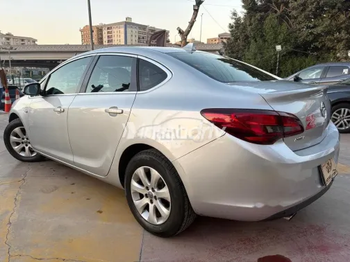 اوبل أسترا 2019 فضي مستعملة للبيع - 4