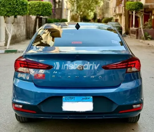 هيونداي إلنترا 2025 أزرق غامق مستعملة للبيع - 2