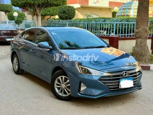 هيونداي إلنترا 2025 أزرق غامق مستعملة للبيع - 3