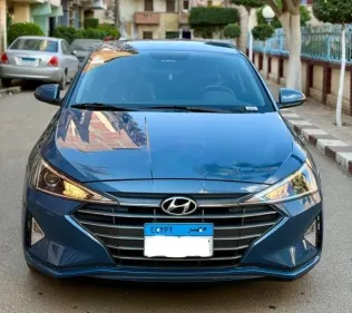 هيونداي إلنترا 2025 أزرق غامق مستعملة للبيع