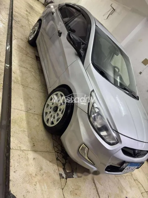 Hyundai Elantra HD 2018 White Used for Sale - 3