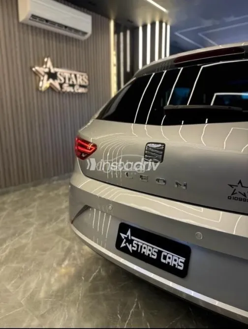 Seat Leon 2019 Gray Used for Sale - 8