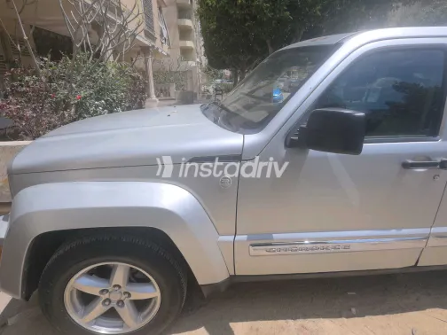 جيب شيروكي 2010 أبيض مستعملة للبيع - 1