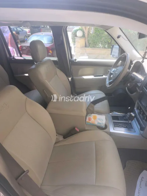 جيب شيروكي 2010 أبيض مستعملة للبيع - 2