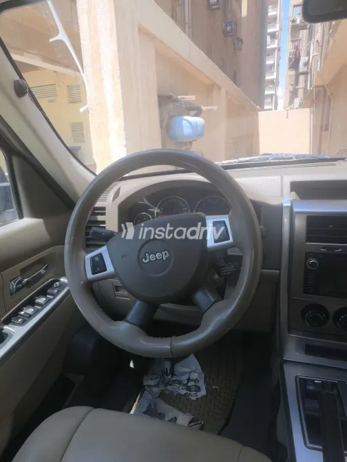 جيب شيروكي 2010 أبيض مستعملة للبيع - 3