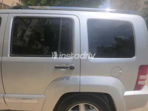 جيب شيروكي 2010 أبيض مستعملة للبيع - 5