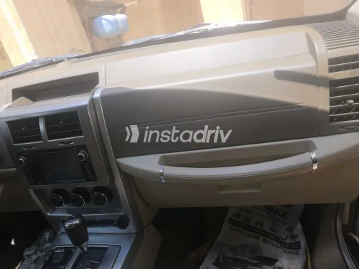 جيب شيروكي 2010 أبيض مستعملة للبيع - 6