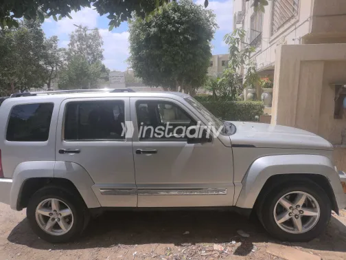 جيب شيروكي 2010 أبيض مستعملة للبيع - 7