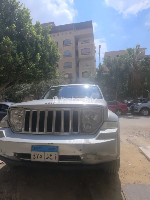 جيب شيروكي 2010 أبيض مستعملة للبيع - 9