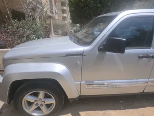 جيب شيروكي 2010 أبيض مستعملة للبيع