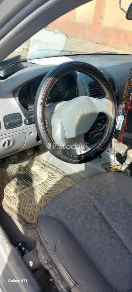 هيونداي فيرنا 2010 رمادي غامق مستعملة للبيع - 2