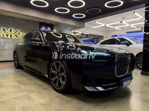 بي ام دبليو 740 2024 أزرق غامق مستعملة للبيع - 2