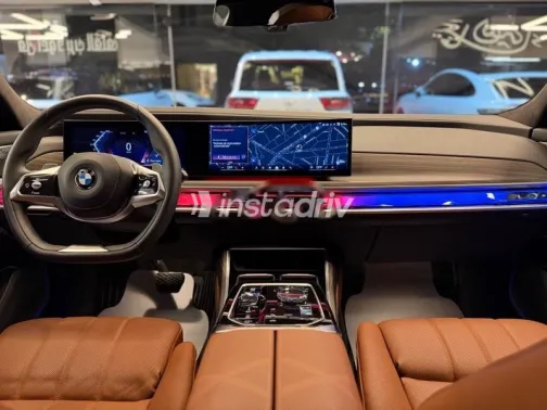 بي ام دبليو 740 2024 أزرق غامق مستعملة للبيع - 9