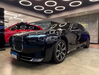 بي ام دبليو 740 2024 أزرق غامق مستعملة للبيع