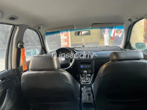 فولكس فاغن جولف 2000 أبيض مستعملة للبيع - 1