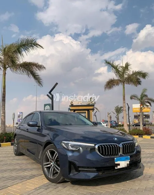 بي ام دبليو 520 2023 أزرق غامق مستعملة للبيع - 1