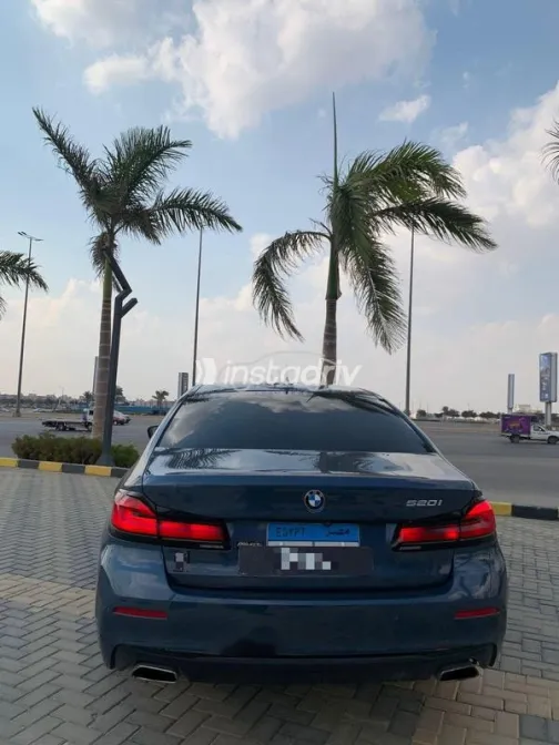 بي ام دبليو 520 2023 أزرق غامق مستعملة للبيع - 2
