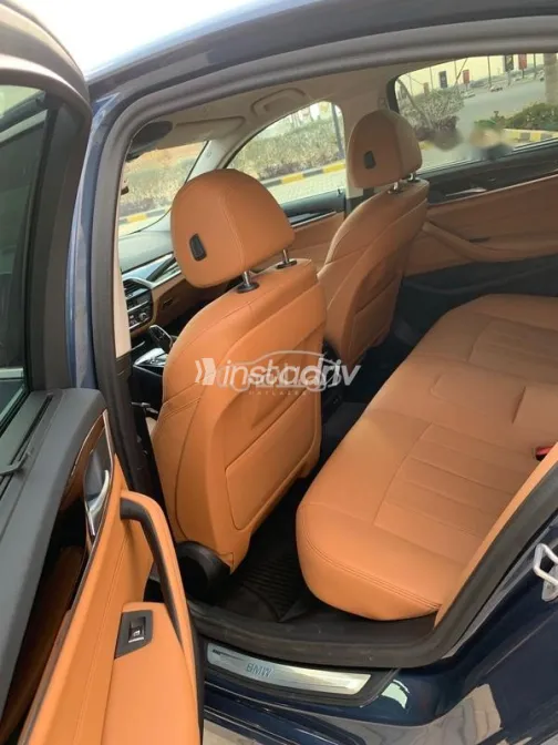 بي ام دبليو 520 2023 أزرق غامق مستعملة للبيع - 3