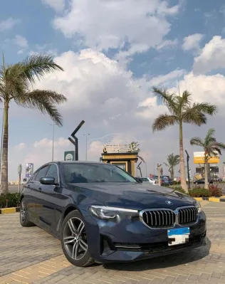 بي ام دبليو 520 2023 أزرق غامق مستعملة للبيع