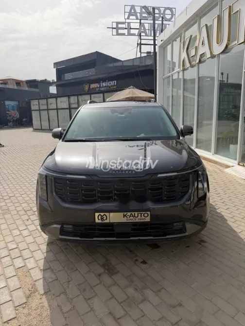 كيا كارنفال 2024 رمادي مستعملة للبيع - 1