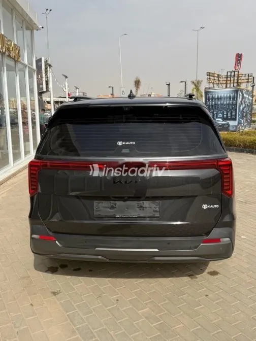 كيا كارنفال 2024 رمادي مستعملة للبيع - 4