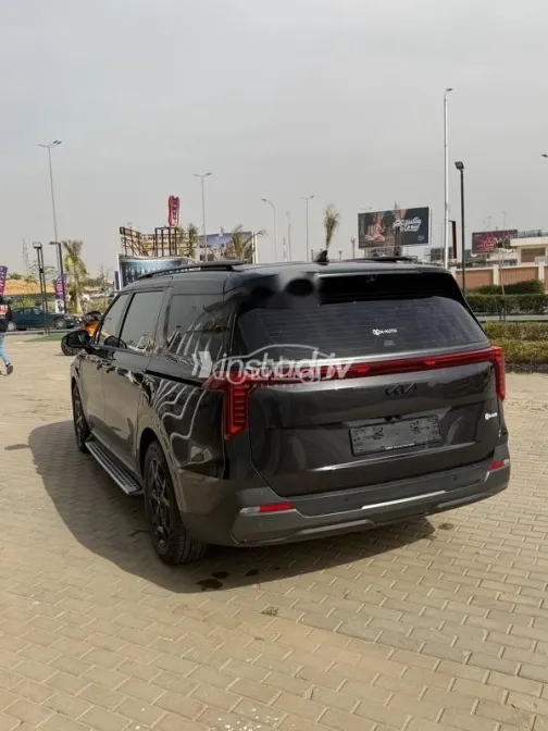 كيا كارنفال 2024 رمادي مستعملة للبيع - 5