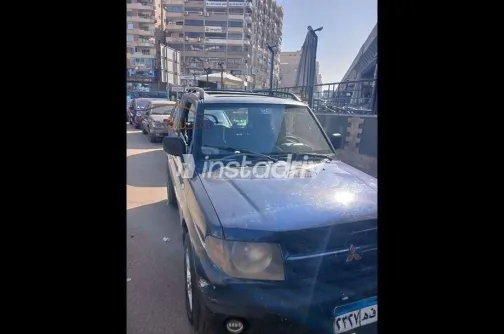 ميتسوبيشي مونتيرو 2003 أبيض مستعملة للبيع - 1