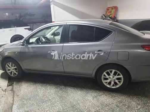 نيسان صنى 2020 رمادي مستعملة للبيع - 7