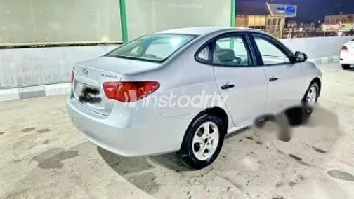 هيونداي إلنترا 2009 فضي مستعملة للبيع - 1