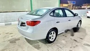 هيونداي إلنترا 2009 فضي مستعملة للبيع