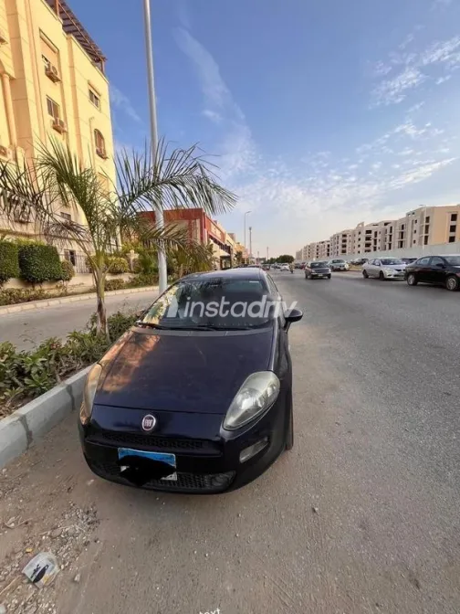 فيات بونتو 2016 أزرق غامق مستعملة للبيع - 2