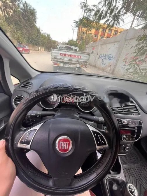 فيات بونتو 2016 أزرق غامق مستعملة للبيع - 5