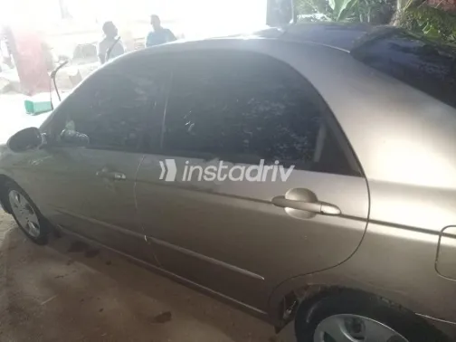 كيا سيراتو 2006 ذهبي مستعملة للبيع - 1