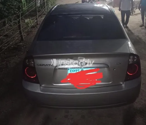 كيا سيراتو 2006 ذهبي مستعملة للبيع - 2