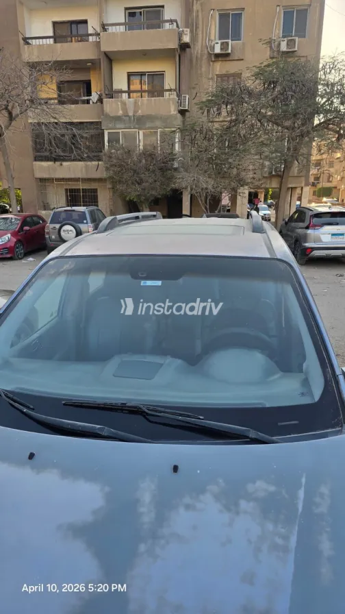 كيا كارنفال 2006 أبيض مستعملة للبيع - 1