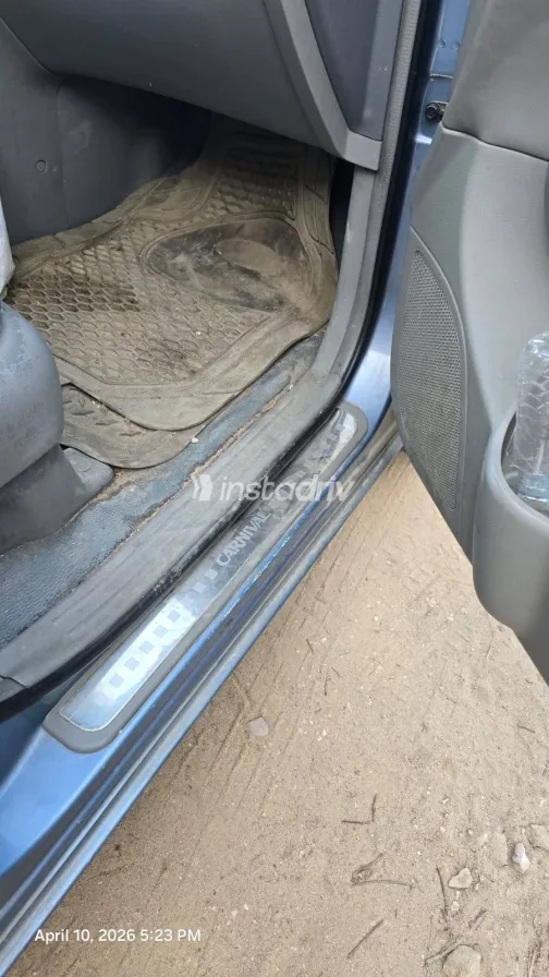 كيا كارنفال 2006 أبيض مستعملة للبيع - 2