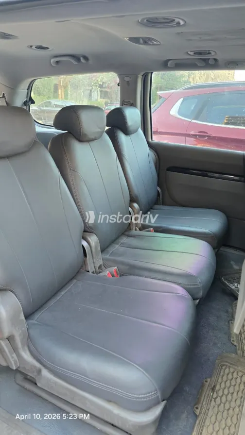 كيا كارنفال 2006 أبيض مستعملة للبيع - 3