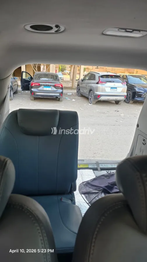 كيا كارنفال 2006 أبيض مستعملة للبيع - 4