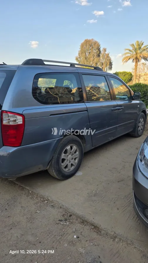 كيا كارنفال 2006 أبيض مستعملة للبيع - 6