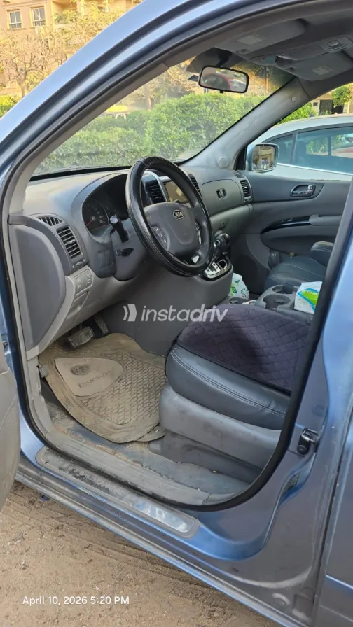 كيا كارنفال 2006 أبيض مستعملة للبيع - 7