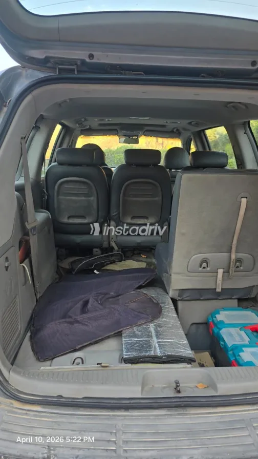 كيا كارنفال 2006 أبيض مستعملة للبيع - 8